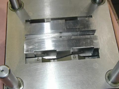 Core plate with long rib features