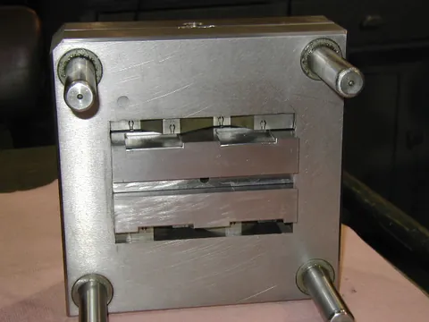 Mold plate with long slot cavities