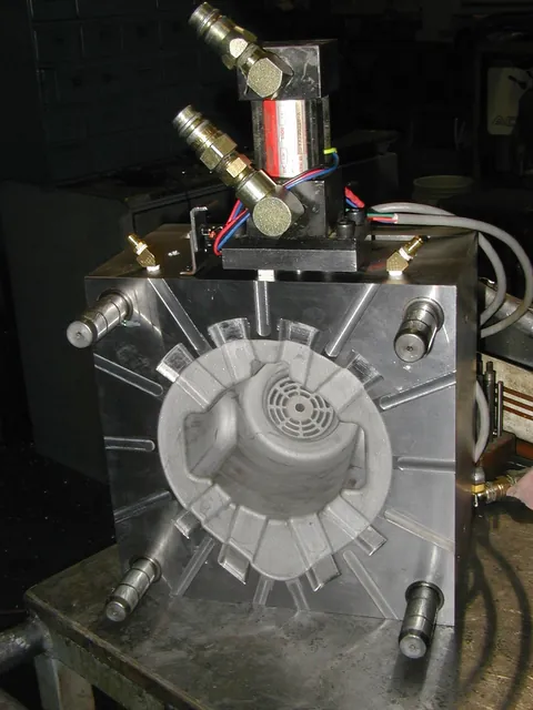Mold with radial core pulls and hydraulic fittings