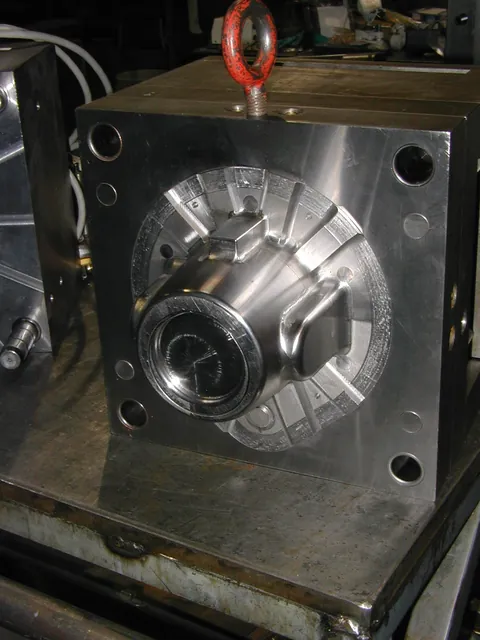 Mold half with a round core and radial features