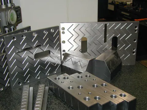 Hardened wear plates with lubrication grooves